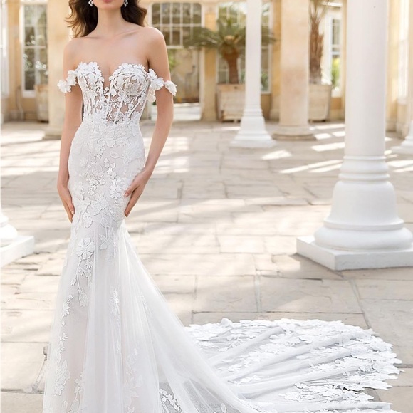 Strapless Floral Lace Wedding Dress